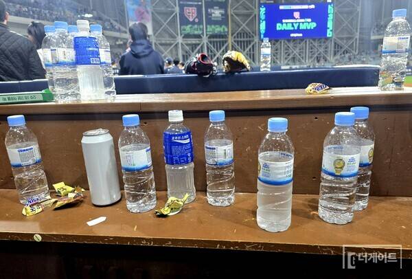 오타니도 텀블러로 물 마시는데...경기 직후 KBO리그 더그아웃은 '페트병 무덤' [더게이트 FOCUS]