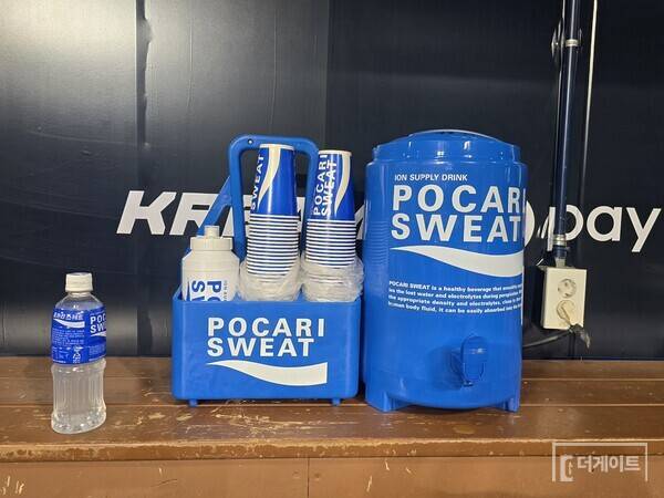 오타니도 텀블러로 물 마시는데...경기 직후 KBO리그 더그아웃은 '페트병 무덤' [더게이트 FOCUS]