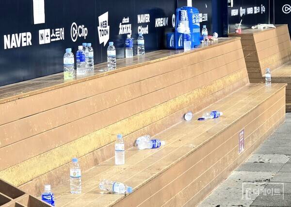 오타니도 텀블러로 물 마시는데...경기 직후 KBO리그 더그아웃은 '페트병 무덤' [더게이트 FOCUS]