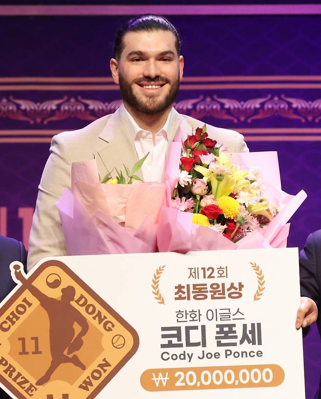 한국 떠나지 않은 '괴물' 폰세 본격적인 수상 스타트, 최동원상 만장일치 수상