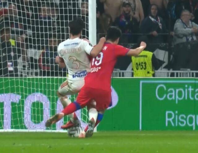 '이강인의 명백한 페널티킥 허용, 오심이었다'…이강인 때린 리옹 주장은 분노