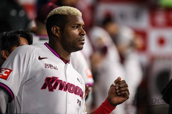 한국 떠나며 “다저스여, 나에게 기회 달라” 큰소리… 은퇴 위기서 전설과 만났다, 역대급 반전 나올까