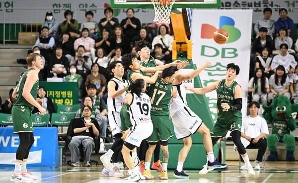 '이럴 수가' 난장판 그 자체...비디오 판독이 가른 승부, 김선형 없는 KT, 천신만고 끝에 DB 꺾고 연패 탈출