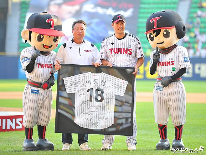 [단독] '롸켓' 이동현 해설위원, 7년 만에 친정 LG 복귀…2군 코치로 지도자 생활 시작