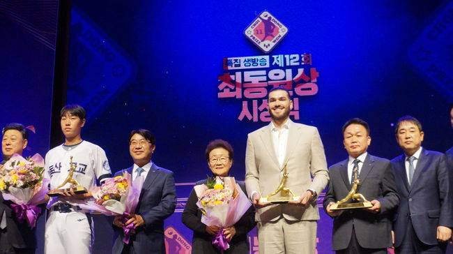 '만장일치' 최동원상, 시상식 참가한 폰세에게 물었다.