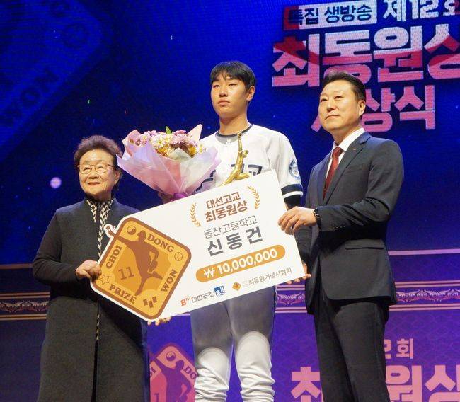 '만장일치' 최동원상, 시상식 참가한 폰세에게 물었다.