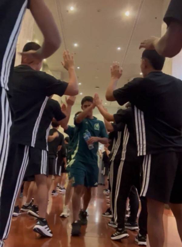 '한국과 명승부' 일본에는 꽃길 깔아줬다…FIFA 회장 극찬