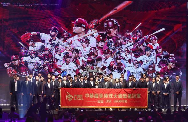 '이럴거면 우승 뭐하러 해?' 황당 짠돌이 구단, 우승 보너스가 23만원에 감독도 잘랐다