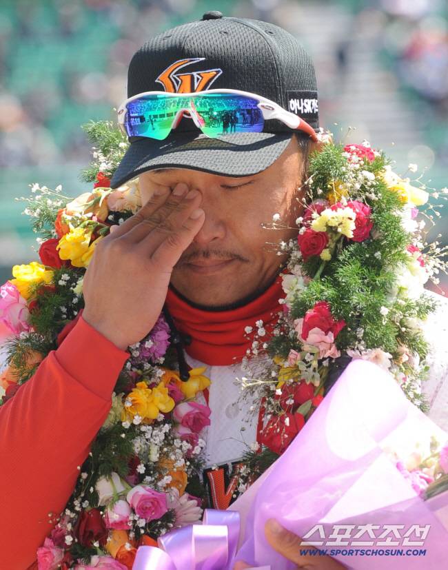 [단독] '홈런 공장장' 정경배 코치, 김태형 감독 손잡았다…'홈런 꼴찌' 롯데 타선 부활 이끈다