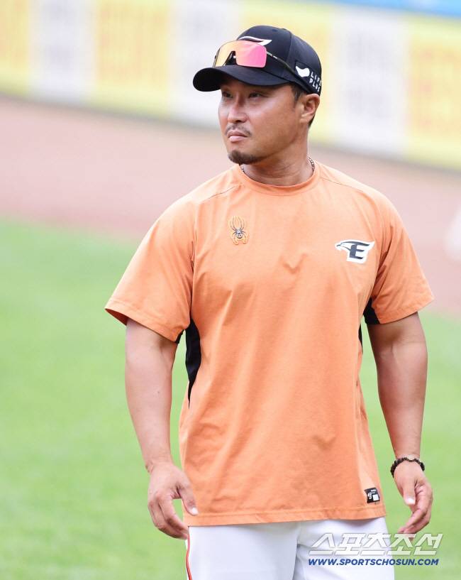 [단독] '홈런 공장장' 정경배 코치, 김태형 감독 손잡았다…'홈런 꼴찌' 롯데 타선 부활 이끈다