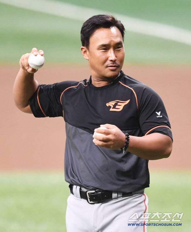 [단독] '홈런 공장장' 정경배 코치, 김태형 감독 손잡았다…'홈런 꼴찌' 롯데 타선 부활 이끈다