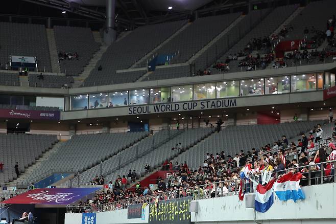 손흥민 와도 소용없다…홍명보호 또 ‘흥행 실패’ 징조, 볼리비아전 9500장·가나전 3만장 덩그러니