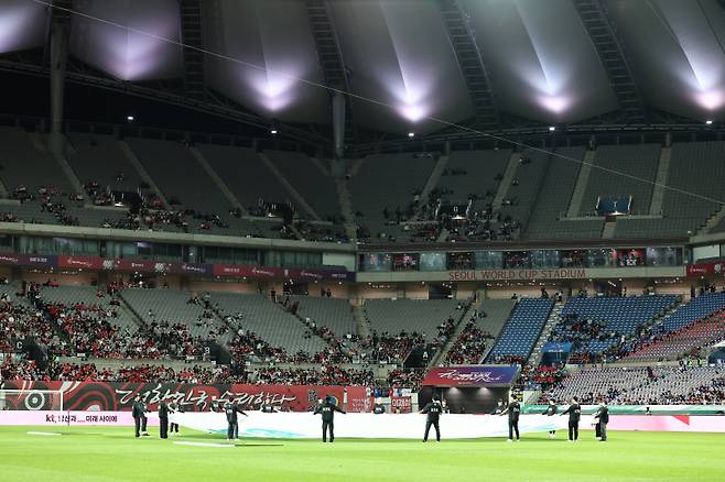 손흥민 와도 소용없다…홍명보호 또 ‘흥행 실패’ 징조, 볼리비아전 9500장·가나전 3만장 덩그러니