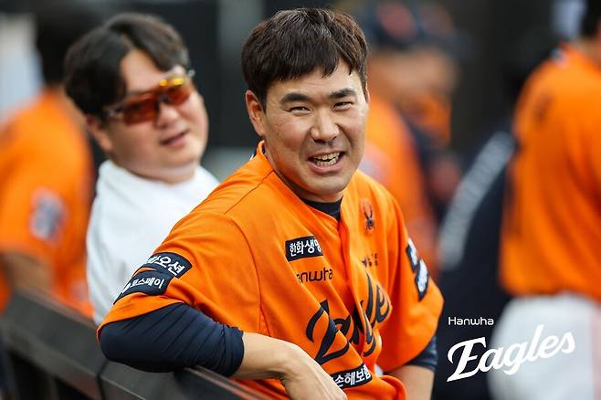 ‘파격’ 한화는 어떤 확신이 있었나, 입단 2년 만에 플레잉코치라니,… 세 토끼 다 잡은 '한 수'