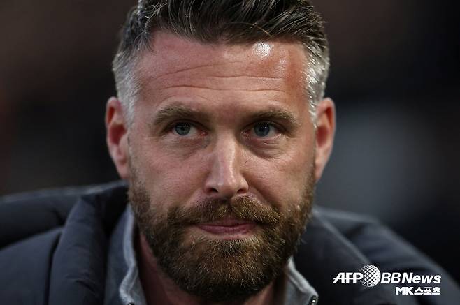 황희찬의 울버햄프턴, 위약금 약 57~76억 내고 미들즈브러 5개월 차 에드워즈 감독 전격 선임···“집으로 돌아온 기분”