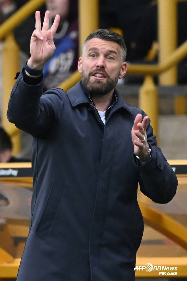 황희찬의 울버햄프턴, 위약금 약 57~76억 내고 미들즈브러 5개월 차 에드워즈 감독 전격 선임···“집으로 돌아온 기분”