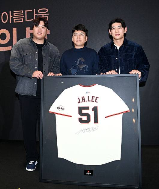 류현진이 직접 연락했다, 커쇼 친필 사인 유니폼 2800만원에 낙찰…유소년 육성+희귀난치병 환아 지원에 사용