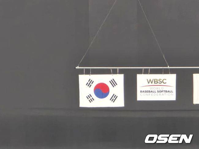 ‘태극기가 거꾸로인데?’ 화들짝 놀란 도쿄돔, 한일전 준비중 황당 해프닝 [오!쎈 도쿄]