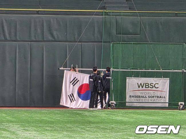 ‘태극기가 거꾸로인데?’ 화들짝 놀란 도쿄돔, 한일전 준비중 황당 해프닝 [오!쎈 도쿄]