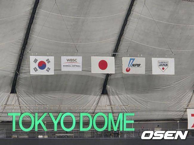 ‘태극기가 거꾸로인데?’ 화들짝 놀란 도쿄돔, 한일전 준비중 황당 해프닝 [오!쎈 도쿄]