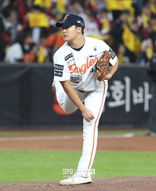 한화 78억 FA의 위기, 자리가 위험하다… 정우주 치고 올라오는데, 좌완 선발까지 영입하다니