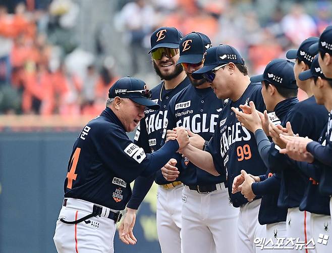 '한화 원투펀치 해체라니' 폰세와 결별 유력한데, 와이스까지 간다고?…아내는