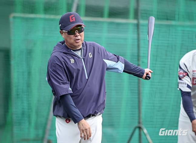 직접 펑고까지 쳐주던 김태형 감독, 캠프 종료 열흘 남기고 왜 조기 귀국하나 [미야자키 현장]