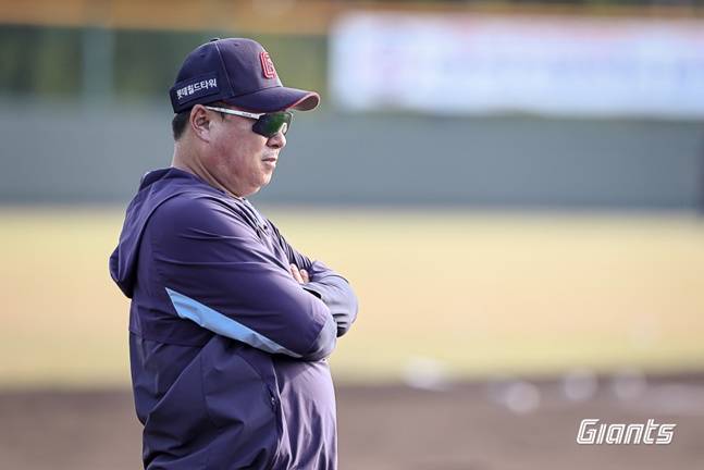 직접 펑고까지 쳐주던 김태형 감독, 캠프 종료 열흘 남기고 왜 조기 귀국하나 [미야자키 현장]