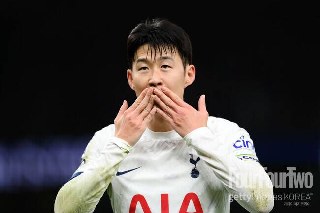 “우리가 알던 손흥민 모습 그대로네” 눈물 삼킨 토트넘 팬들…변함없는 쏘니 향해 ‘찬사’