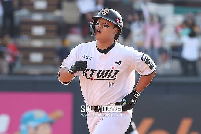 박찬호 계약 임박했다는데…김태형 또 FA 선물 못받고 한숨? 롯데는 '다른 돌파구' 생각하고 있나