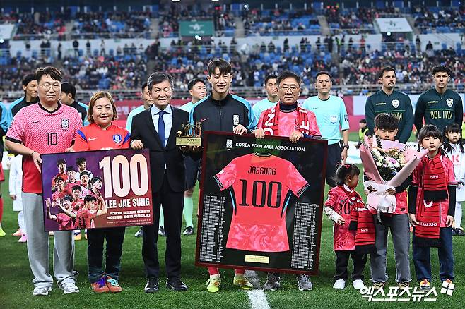 韓 축구, 또 하나의 레전드 탄생했다…'A매치 100경기' 이재성, 국대 데뷔했던 대전서 기념식 진행 [대전 현장]