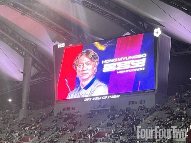 [442.live] 전광판 손흥민 나오자 “와~” vs 홍명보 감독에게는 “우~”…팬심은 오늘도 싸늘했다