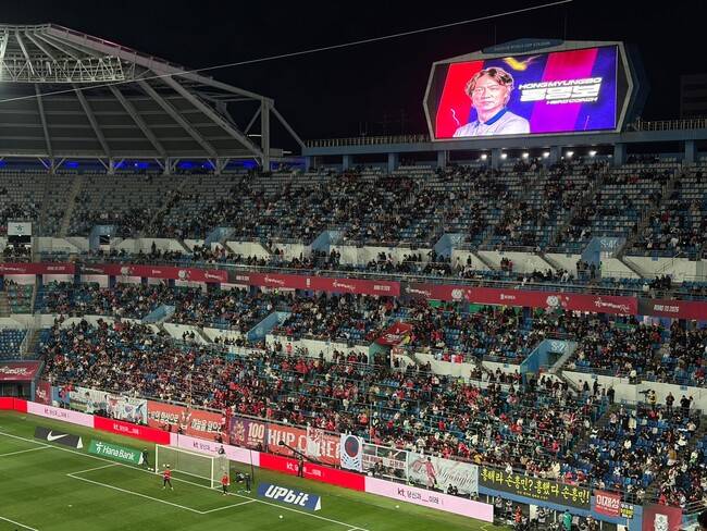 [442.live] 전광판 손흥민 나오자 “와~” vs 홍명보 감독에게는 “우~”…팬심은 오늘도 싸늘했다