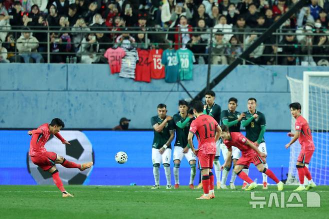 '프리킥 원더골' 손흥민, 위기의 홍명보호 구했다... '원샷원킬' 어나더 클래스 폭발 [대전 현장]