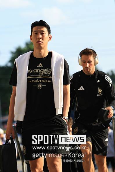 10년 헌신했던 SON 떠나고 ‘관중텅텅→매출감소’ 토트넘, 손흥민 활용해 또 돈 벌 생각…“韓에서 LAFC와 친선전 추진”