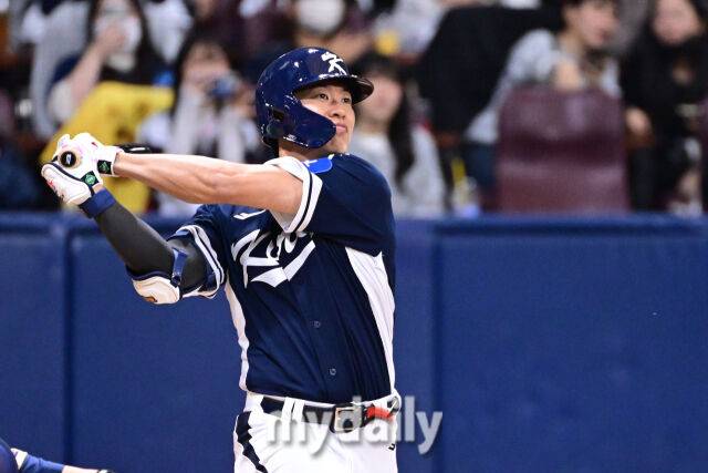 괴물 타자, 한일전 데뷔전서 선제 투런 홈런 폭발→송성문도 쾅!…한국, 백투백 홈런으로 3-0 리드 [MD도쿄]