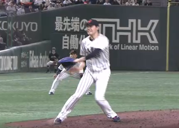 마운드 맞고 투수 발에 닿았는데 아웃?… 한일전 망친 최악 오심 나왔다[스한 스틸컷]