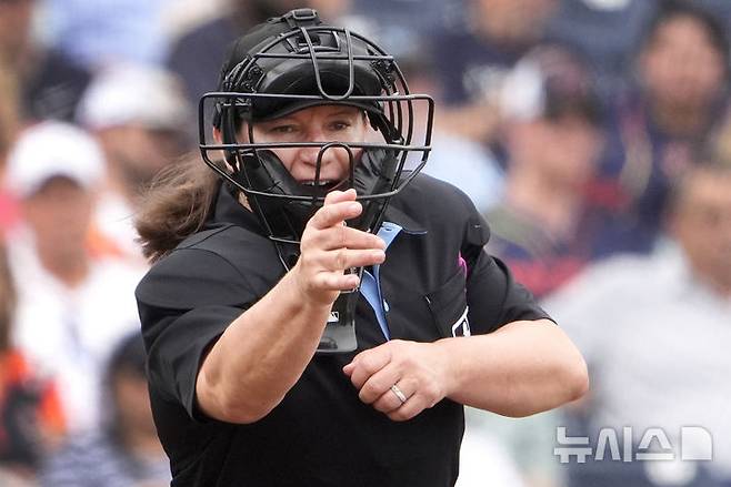 한일전 주심 맡은 MLB 최초 여성 심판 파월…오심에 룰 숙지 미숙(종합)