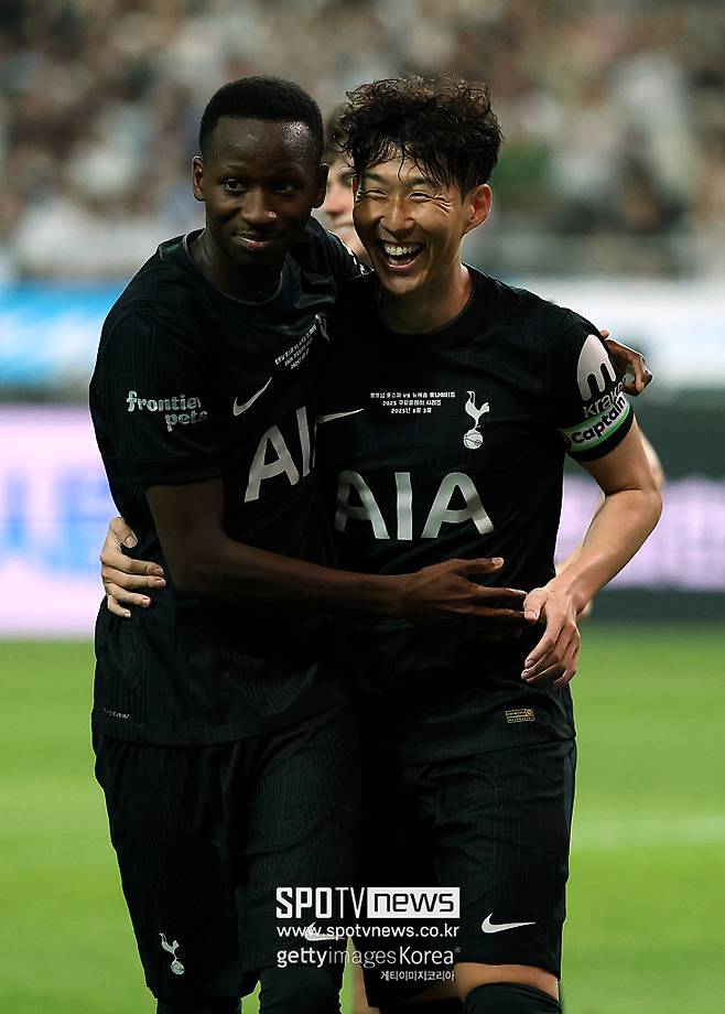 젠장, 또 쏘니, 또 한국이야…韓 돈줄로 보는 토트넘, 흥행 박살나자 또 코리아 투어 →