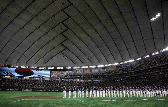 이걸 2루 간다고? 천하의 日도 당혹, '3안타 맹타' 신민재 도쿄돔 휘저었다→