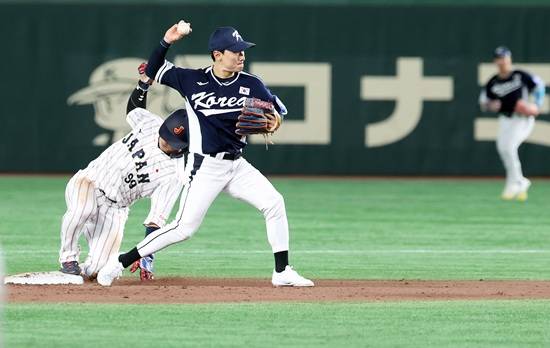 이걸 2루 간다고? 천하의 日도 당혹, '3안타 맹타' 신민재 도쿄돔 휘저었다→