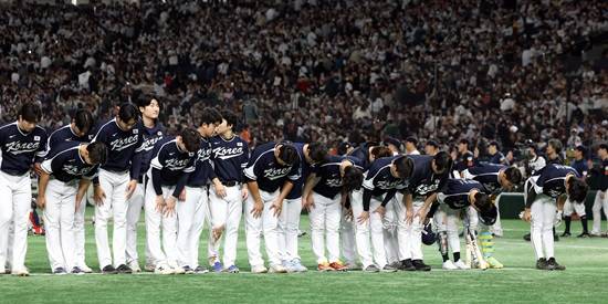 이걸 2루 간다고? 천하의 日도 당혹, '3안타 맹타' 신민재 도쿄돔 휘저었다→
