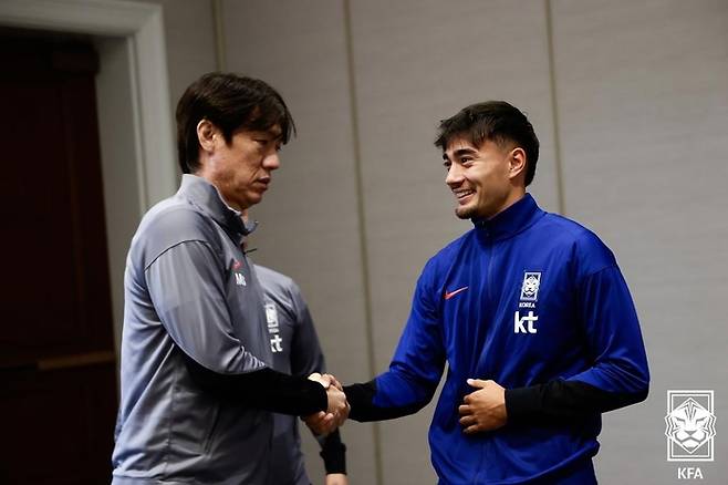 ‘혼혈’ 카스트로프, 외박 기간 부산 시내 활보…홍명보호+한국 문화 적응ing