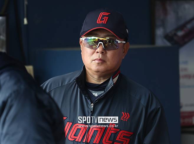 ‘9위’ 두산에 박찬호 뺏긴 이범호-김태형, 외국인으로 메운다? 우승 감독들 머리 터진다
