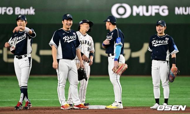 안현민·신민재가 둘러싼 日선수 어리둥절