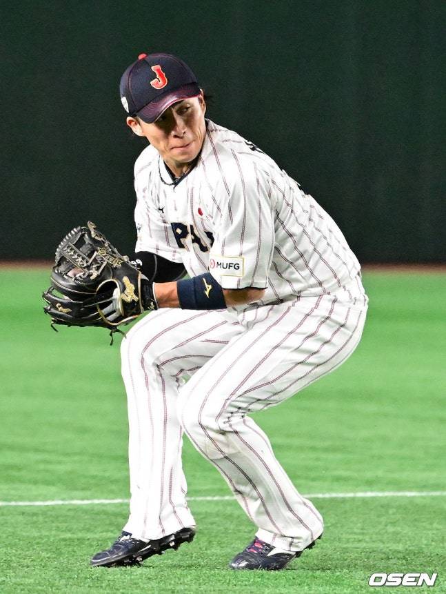 안현민·신민재가 둘러싼 日선수 어리둥절