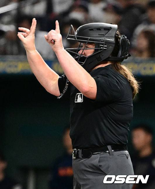 ‘1차전 판정 논란’ 여성 신인 심판, 2차전에서는 2루심 맡았다…ML 3년차 발루 심판이 주심 [오!쎈 도쿄]
