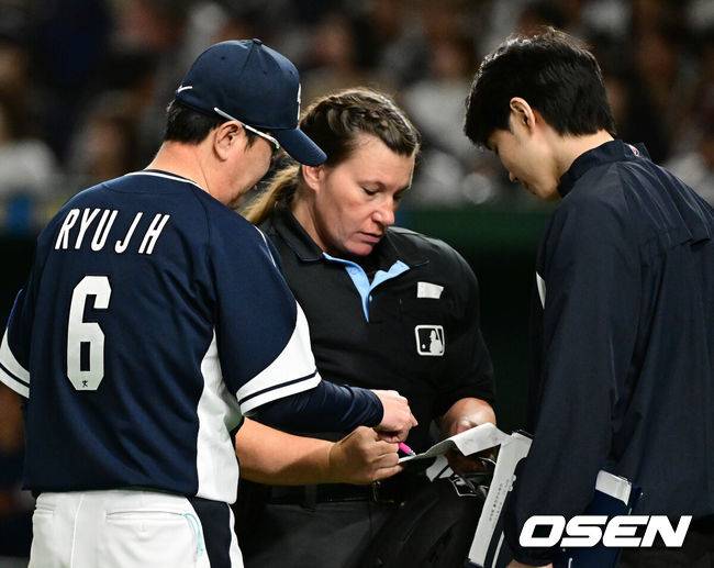 ‘1차전 판정 논란’ 여성 신인 심판, 2차전에서는 2루심 맡았다…ML 3년차 발루 심판이 주심 [오!쎈 도쿄]