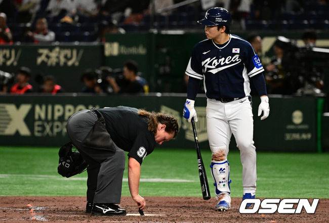 ‘1차전 판정 논란’ 여성 신인 심판, 2차전에서는 2루심 맡았다…ML 3년차 발루 심판이 주심 [오!쎈 도쿄]