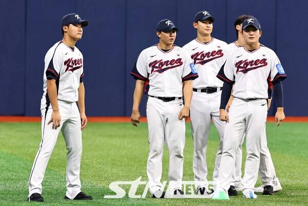 마운드 무너진 류지현호, 또 사사구 12개 남발하며 7-7 진땀 무승부…한일전 11연패는 막았다